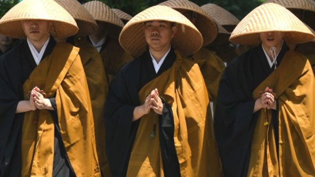 「僧衣で運転」で青切符、日本の僧侶たちが動画で抗議(海外の反応)