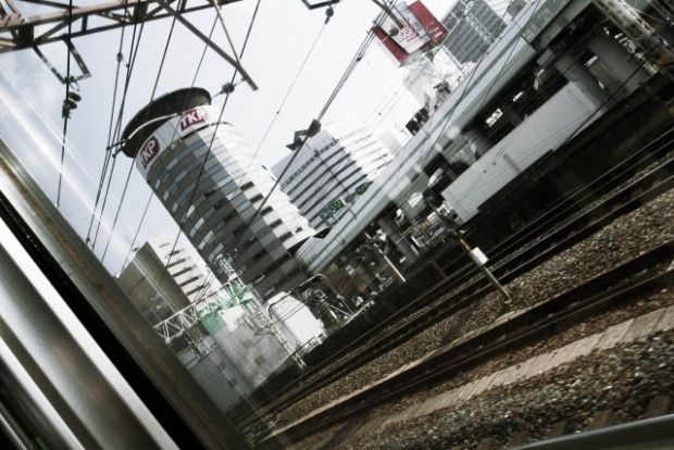 韓国人「日本で電車の窓にフライドポテトが突き刺さる事案が発生」