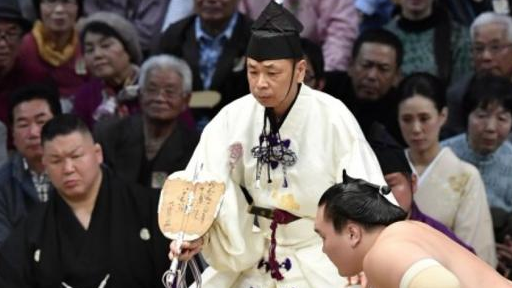 日本の相撲の立行司が短剣を持っている理由に海外も驚愕（海外の反応）