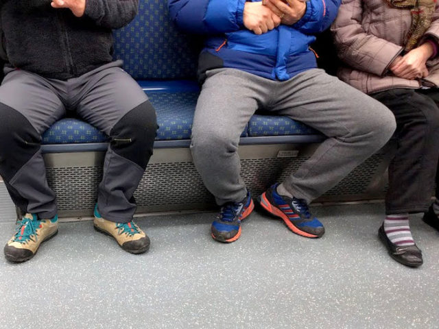 電車内での男性と女性の座り方の違いが日本で議論に（海外の反応）