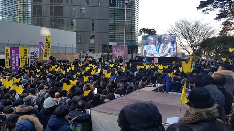 【韓国】 日本大使館前で行われた元慰安婦告別式、「ウィーン条約に照らし問題」と西村官房副長官