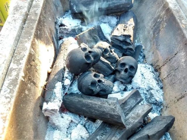 日本人が作ったドクロ木炭（海外の反応）