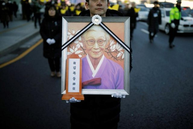 ソウルの日本大使館前で元慰安婦の告別式（海外の反応）