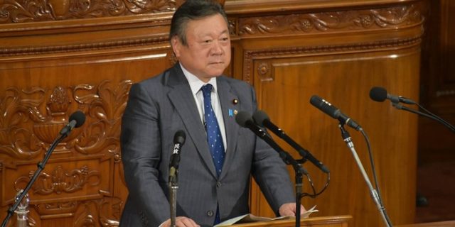 日本の大臣が3分遅刻して批判殺到（海外の反応）