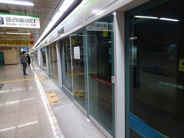 韓国人「地下鉄に乗ったらとんでもない広告を見つけたのだが…」
