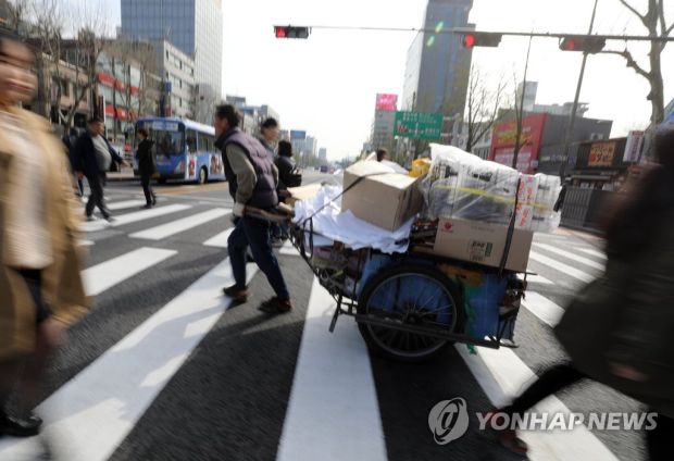 韓国人「最低時給引き上げによる所得主導成長の結果が想像以上にやばかったｗｗｗｗ」