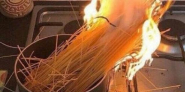 アメリカ人留学生がイタリアでパスタを水なしで茹でて火事を起こす（海外の反応）