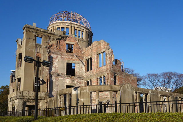 広島原爆ドーム前での記念撮影でピースは不適切？（海外の反応）