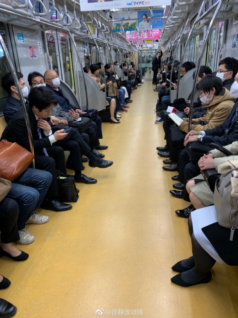 中国人「なんで日本の電車内は黒いスーツを着てマスクをしたおじさんばかりなの？」　中国の反応