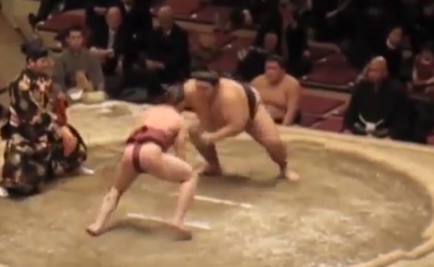 日本の相撲で軽量力士が見せたうっちゃり(海外の反応)