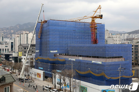 【韓国】ソウル西部警察署新築工事現場でクレーンが転倒（写真）