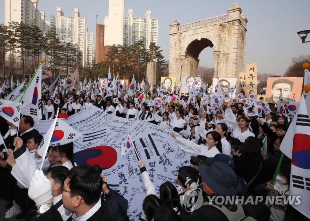 韓国人「独立門の前で大韓独立万歳を叫ぶ愚か者たちをご覧ください」