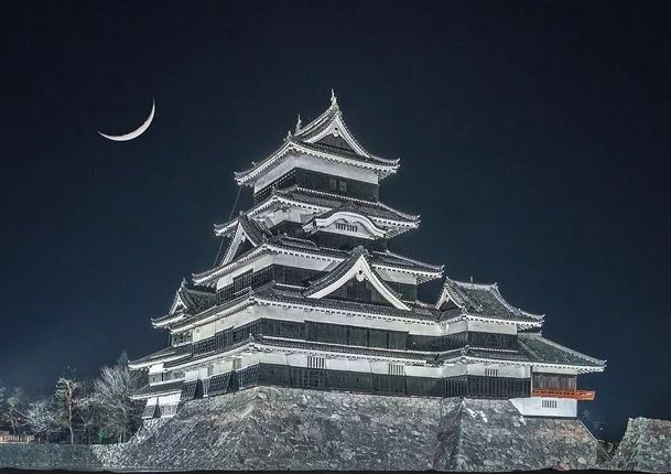 松本城はまるで悪の要塞のようだ（海外の反応）