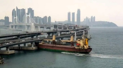 【韓国】 六千トンのロシア貨物船、釜山の広安大橋に衝突…人命被害なし