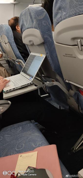中国人「昨日、飛行機に乗ったら日本人が分厚いノートパソコンを開いていた。日本人は未だにあんなの使ってるの？」