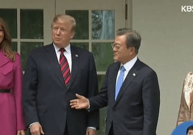 韓国人「握手を求めるもトランプ気づかず、あたふたする文在寅をご覧ください」
