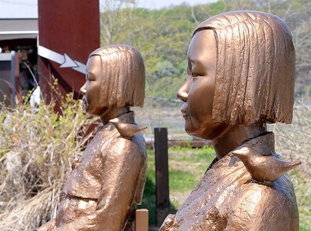 韓国人「今度は双子の少女像が登場！1体は北朝鮮に…少女像で南北平和」