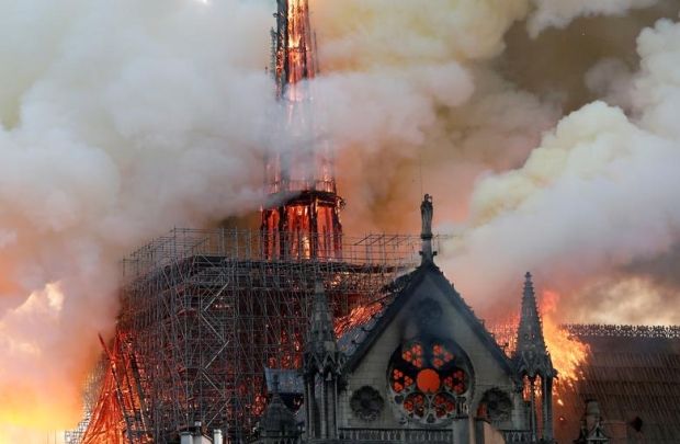 韓国人「パリのノートルダム大聖堂で火災！尖塔崩れ落ちる」