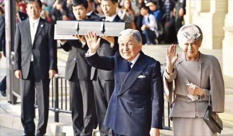 【天皇】 安倍の「右傾化圧力」に直面する新日王、父の平和路線を継続できるか、と韓国メディア