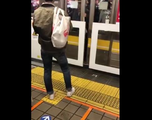 （動画）名古屋の地下鉄で老人がわざと手を挟み発車を妨害（海外の反応）