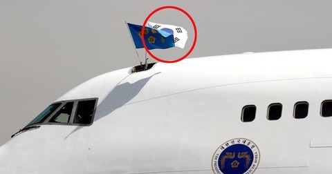 【太極旗】 文大統領が中央アジア３カ国歴訪で搭乗する空軍1号機、逆さま太極旗ひるがえして