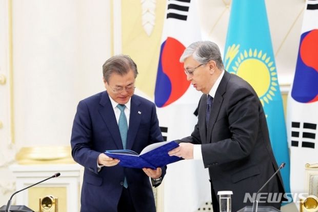 カザフスタン、文大統領への勲章授与取り消し…外交欠礼議論＝韓国の反応