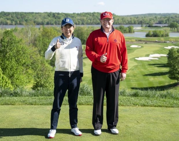 トランプ大統領、安倍首相とのゴルフ会合写真をツイッターに投稿「素晴らしい日を過ごした」＝韓国の反応