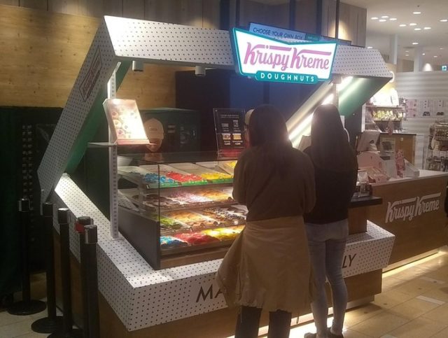東京にあるクリスピークリームドーナツの店の形（海外の反応）
