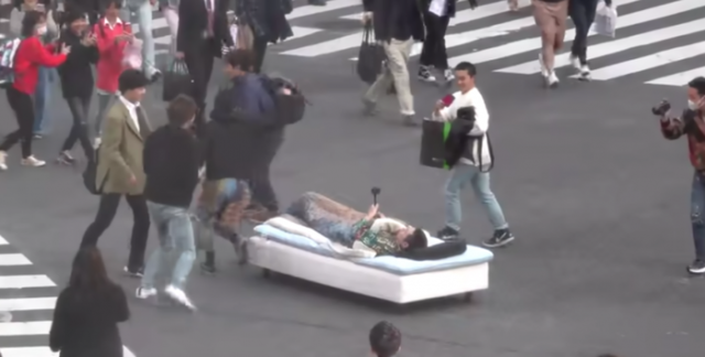 渋谷のスクランブル交差点にベッド、日本の有名Youtuberが炎上（海外の反応）