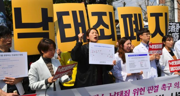 韓国裁判所が歴史的判決、中絶禁じた刑法は「違憲」（海外の反応）