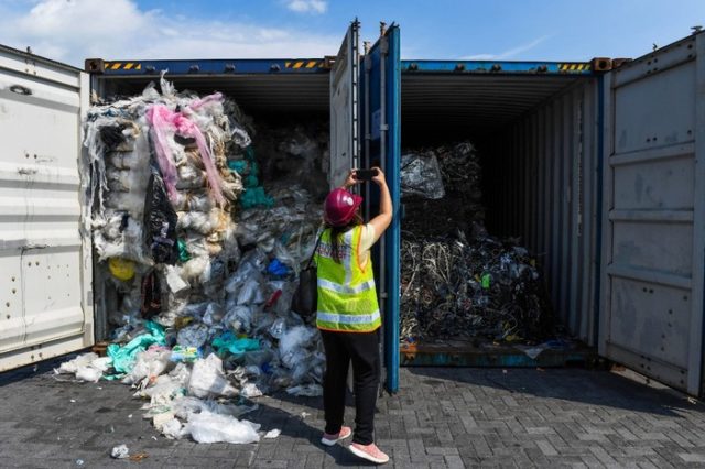 マレーシアが日本などに違法プラスチックごみを送り返す（海外の反応）