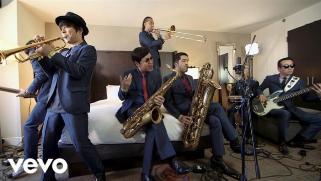 ホテルの部屋で演奏する日本のスカバンド（海外の反応）