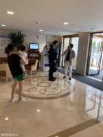 中国人「日本人を見分ける方法なんて簡単。日本人は中国でもスーツを着ている」　中国の反応