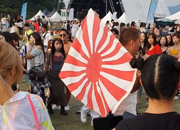 韓国音楽フェス旭日旗騒動、主催者側が謝罪…「当該日本人を探し出して強く抗議する予定」