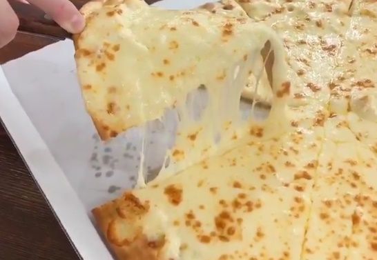 日本のドミノピザが発売した「1キロのチーズが乗っかったピザ」（海外の反応）