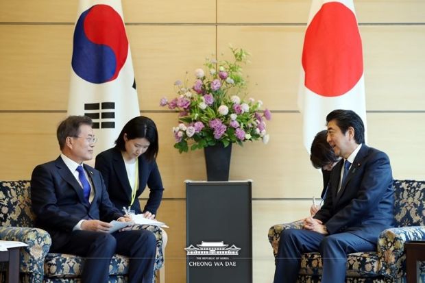 韓国人「1年前の日韓首脳会談の時、安倍が文在寅のために準備したもの」
