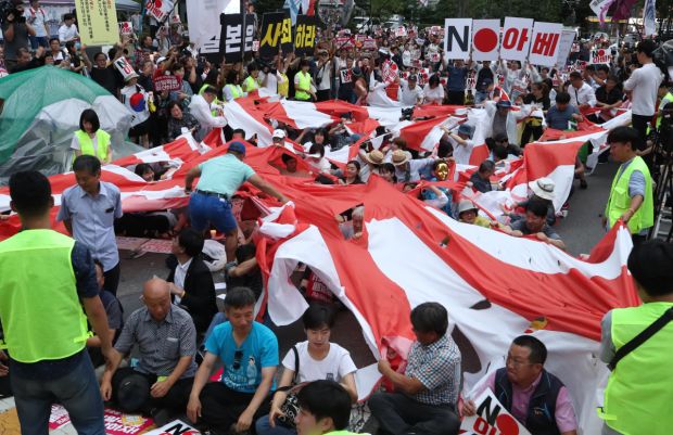 旧日本大使館前で安倍政権糾弾ロウソク集会開催される…旭日旗引き裂きパフォーマンスも＝韓国の反応
