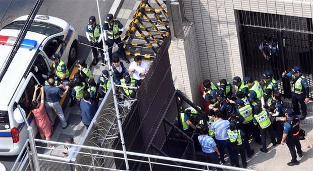 釜山の日本総領事館に侵入した大学生6人逮捕…「安倍謝罪せよ」奇襲デモ＝韓国の反応