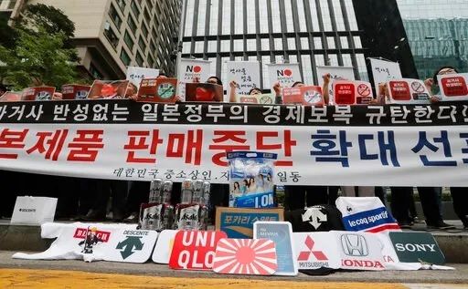 ソウルの日本大使館前で日本製品を破壊するデモ（海外の反応）