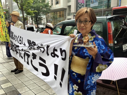 韓国人「日本市民の間で『小さな少女像と外出』運動拡散！」「日本人の器の大きさに感動！」「これが先進国の市民意識ですね」
