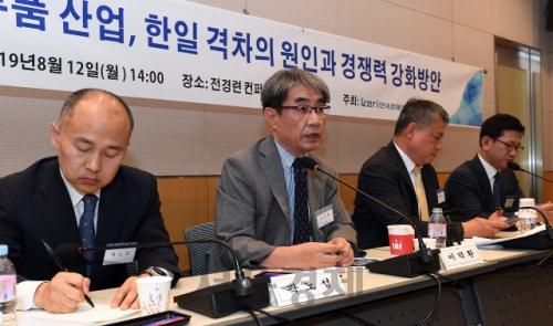 【悲報】韓国人「高純度フッ化水素『脱日本化』、中国原材料の輸入増加を意味するだけだった…」