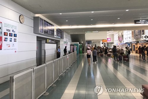 韓国人「韓国旅行者の減少にイライラした日本…ミス沖縄が空港で歓迎行事」 沖縄関係者「韓国人はどうでもいいから英文で歓迎してるよ」