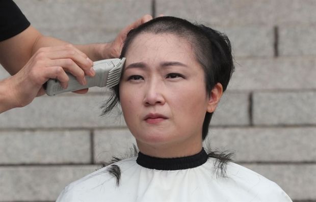 女性議員が涙の剃髪式、文大統領のチョ・グク任命に反発＝韓国の反応