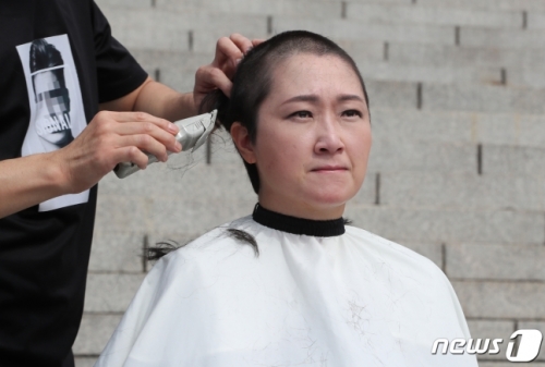 【動画】韓国人「韓国女性議員、チョ・グク任命に抗議の剃髪式。丸坊主に…」