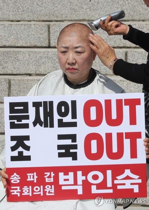 【動画】韓国人「昨日に続いて、また女性国会議員が坊主に…凄いことになってきた…空前の剃髪ブーム」