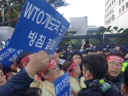 韓国農民「先進国入り？韓国は途上国じゃオラアアアアアアア！！」→政府庁舎に突撃