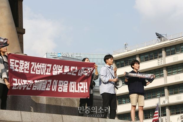 「日本の肩を持つ米国！この地を去れ」韓国の大学生、世宗大王像の上がって米国糾弾…7人逮捕＝韓国の反応