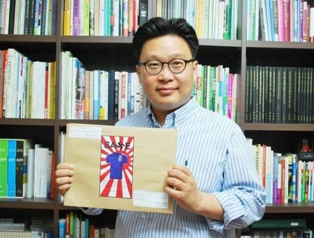 旭日旗退治活動のソ・ギョンドク教授、日本の右翼が合成した自身の侮辱写真をSNSに投稿「幼稚だね」＝韓国の反応