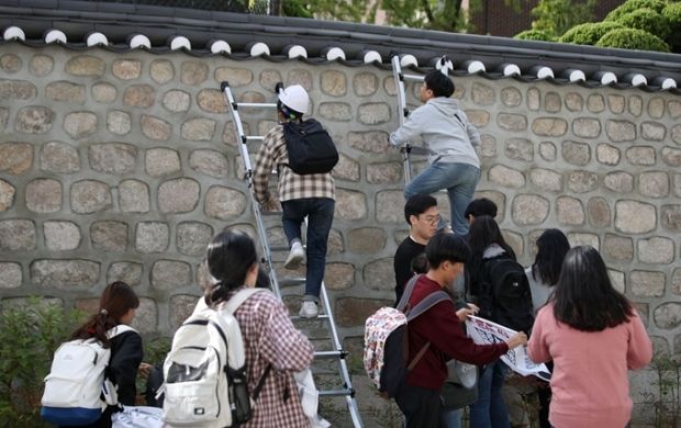 「ハリスはこの地を去れ」…米国大使官邸の塀を越えた韓国の大学生たち＝韓国の反応