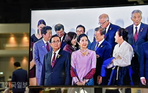韓国メディア「文大統領が安倍と握手して嬉しそうに挨拶したぞおおお！！この後、最大4回エンカウントするぞおおお！！」　韓国人「」
